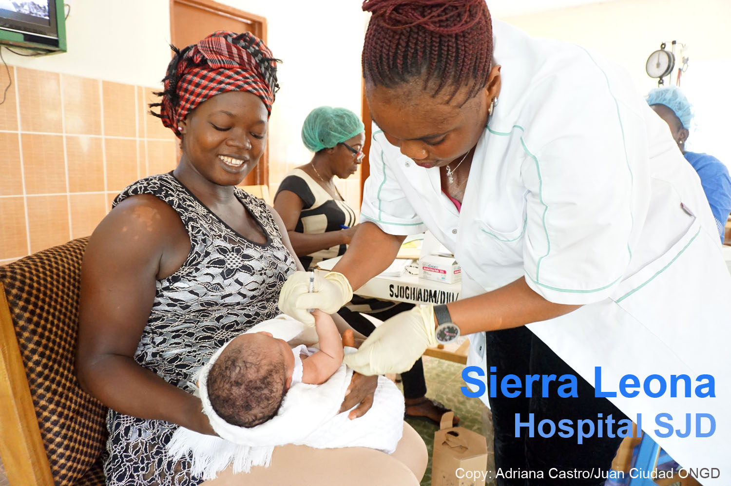 Una enfermera vacuna a un bebé en el Hospital de San Juan de Dios de Sierra Leona